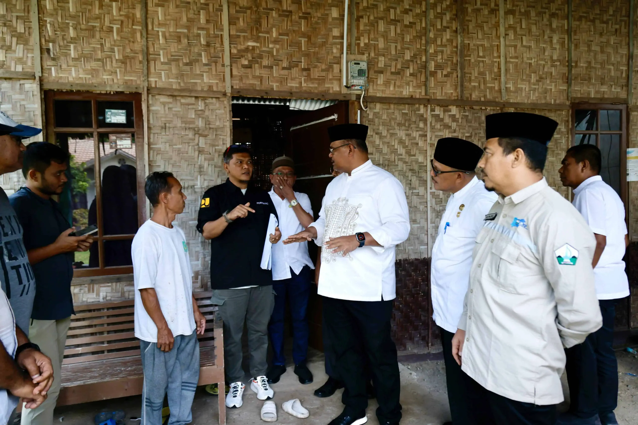 Penjabat (Pj) Gubernur Aceh, Dr. H. Safrizal ZA, M.Si., meninjau proses verifikasi pembangunan rumah layak huni yang akan dilakukan pada tahun 2025 oleh Pemerintah Aceh. Peninjauan ini dilakukan di Gampong Blang Dalam, Kecamatan Jeumpa, Kabupaten Bireuen, Jumat (10/1/2025).