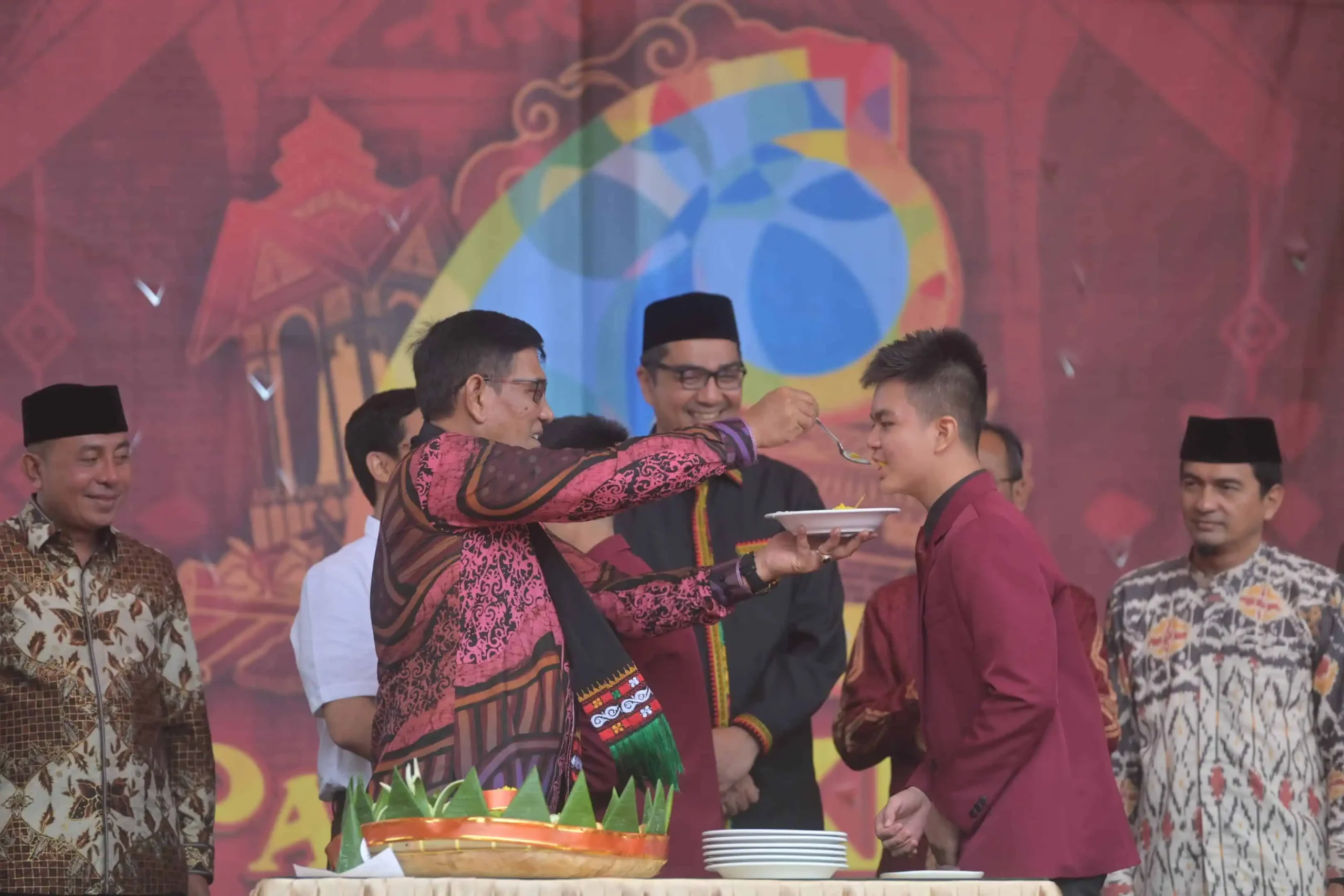 Banda Aceh – Pelaksana Tugas Sekretaris Daerah (Plt Sekda) Aceh, Muhammad Diwarsyah, membuka kegiatan Parade of Art, Science, and Religion (Pascal) XIII di SMA Negeri 10 Fajar Harapan Banda Aceh, Kamis (16/1/2025).