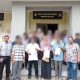 Warga Bersama Tim Pengacara berfoto bersama usai membuat laporan ke Bidpropam Polda Aceh [Foto/Kiriman Warga]