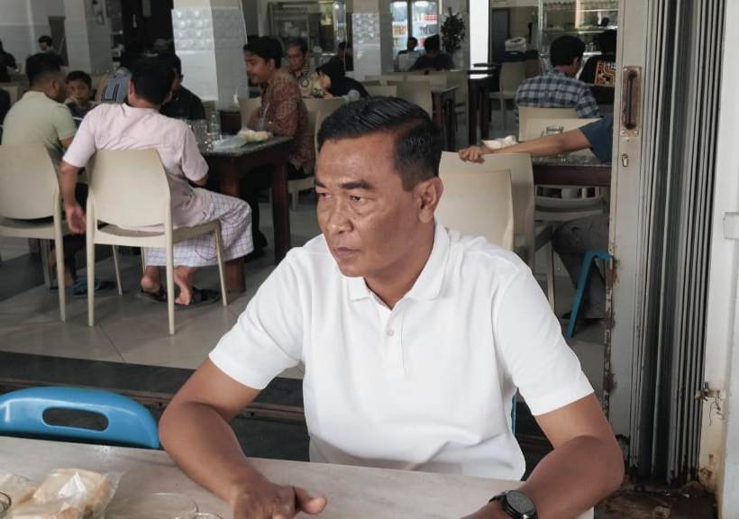 Ismawardi, Anggota Komisi I DPRK Banda Aceh saat berada disalah satu warung kopi di Kota Banda Aceh