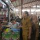 Wakil Gubernur Aceh, Fadhlullah, didampingi Asisten II, Zulkifli, dan Skpa terkait meninjau aktivitas jual-beli menjelang bulan suci Ramadan, di Pasar Almahira Lamdingin Banda Aceh, Selasa 25/02/2025,