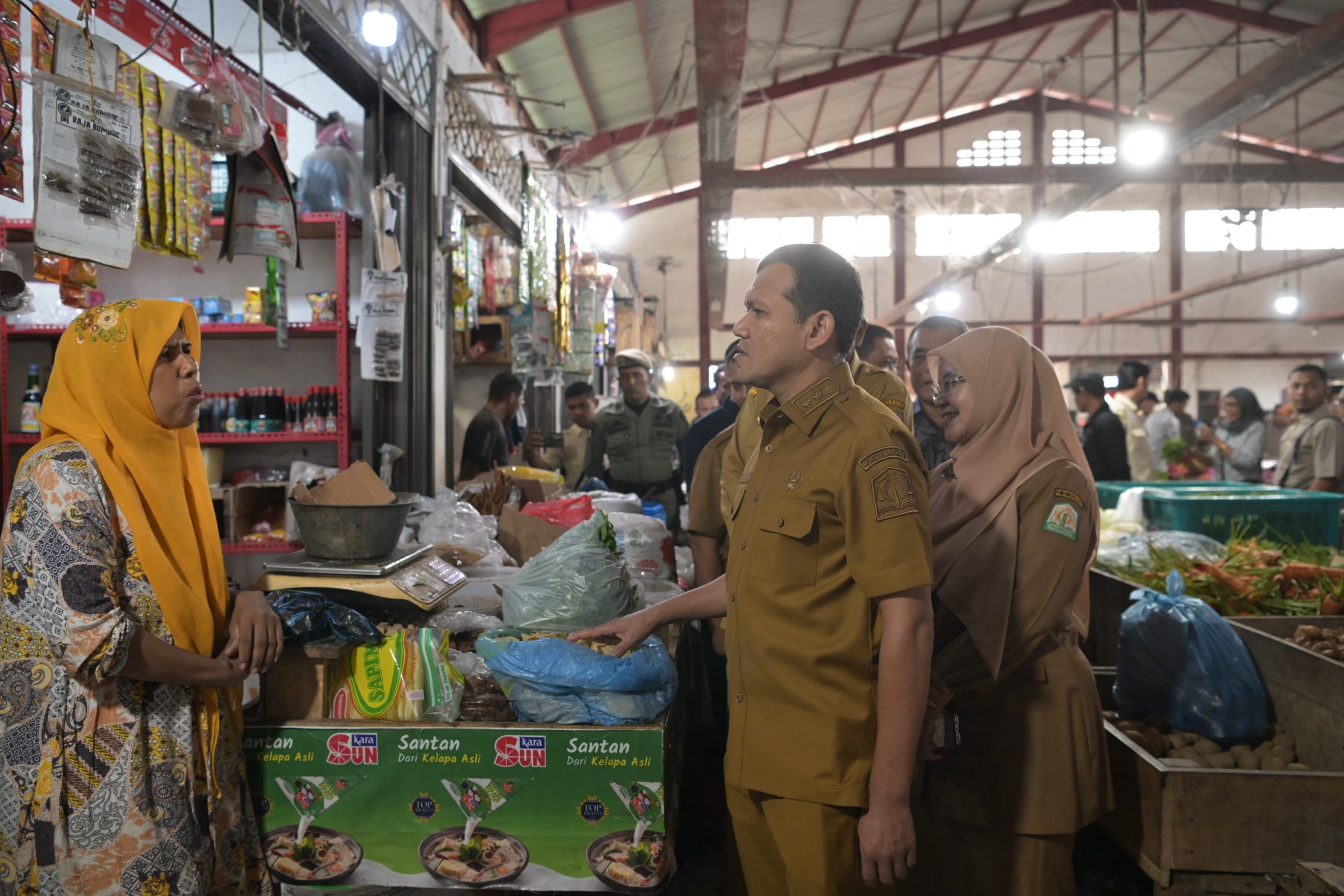 Wakil Gubernur Aceh, Fadhlullah, didampingi Asisten II, Zulkifli, dan Skpa terkait meninjau aktivitas jual-beli menjelang bulan suci Ramadan, di Pasar Almahira Lamdingin Banda Aceh, Selasa 25/02/2025,