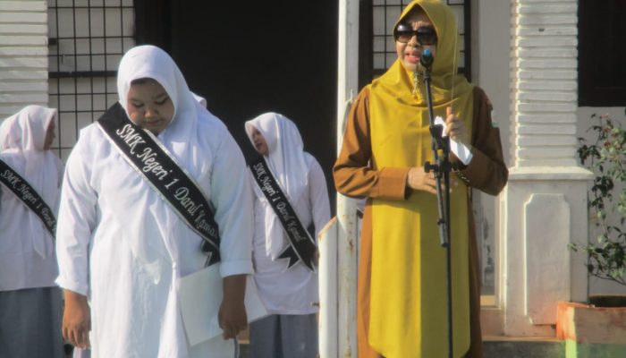 Kepala SMK Negeri 1 Darul Kamal Sampaikan Pesan Inspiratif dalam Upacara Bendera