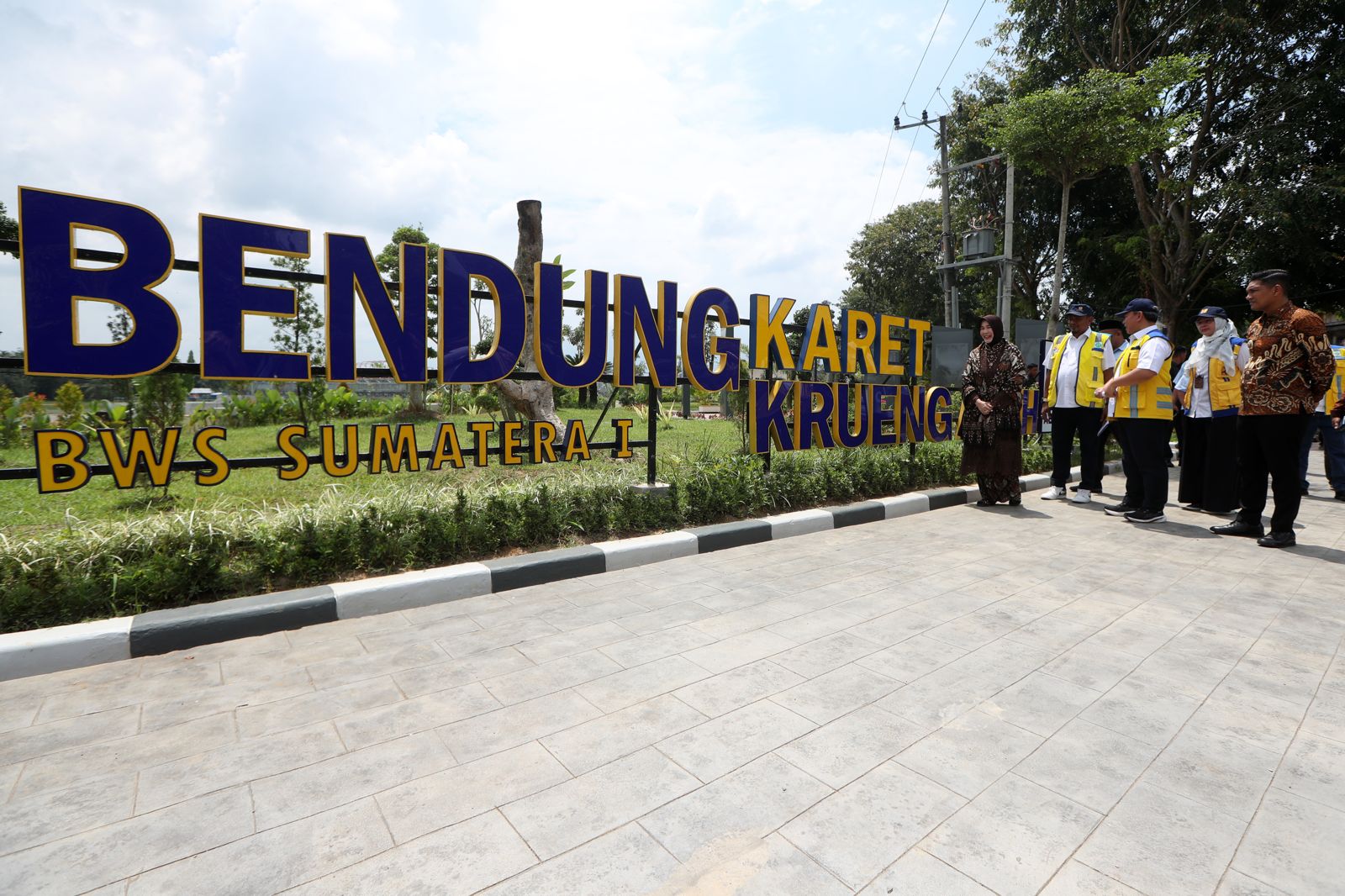 Walikota Banda Aceh Illiza Sa’aduddin Djamal dan Wakil Walikota Afdhal Khalilullah meninjau bendungan karet dan WTP PDAM Tirta Daroy di Lambaro, Aceh Besar, Kamis (13/2/2025).