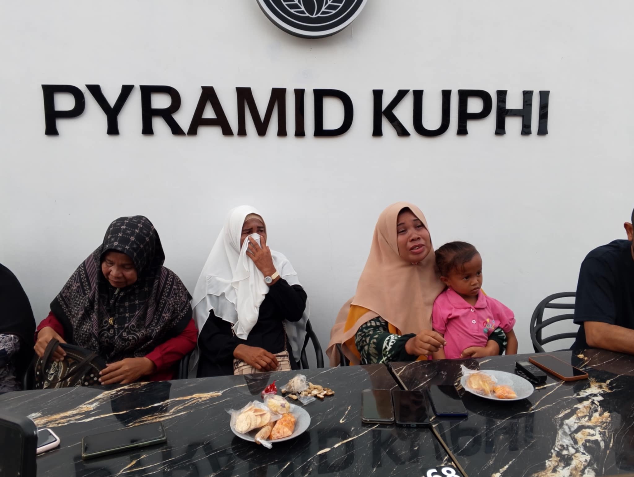 Nurnadia istri korban dan keluarga saat konferensi pers di salah satu coffe Lhokseumawe [Foto/ Jamal]