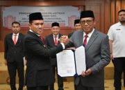 Mualem Tunjuk Alhudri sebagai Plt Sekda Aceh, Wagub Fadhlullah Serahkan SK