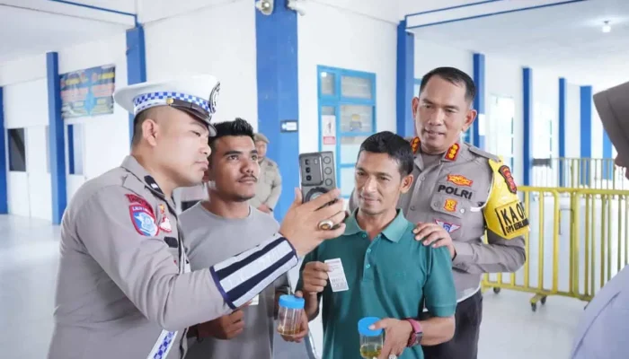 Cegah Lakalantas, Ditlantas Polda Aceh Tes Urine Sopir L300 di Bireuen