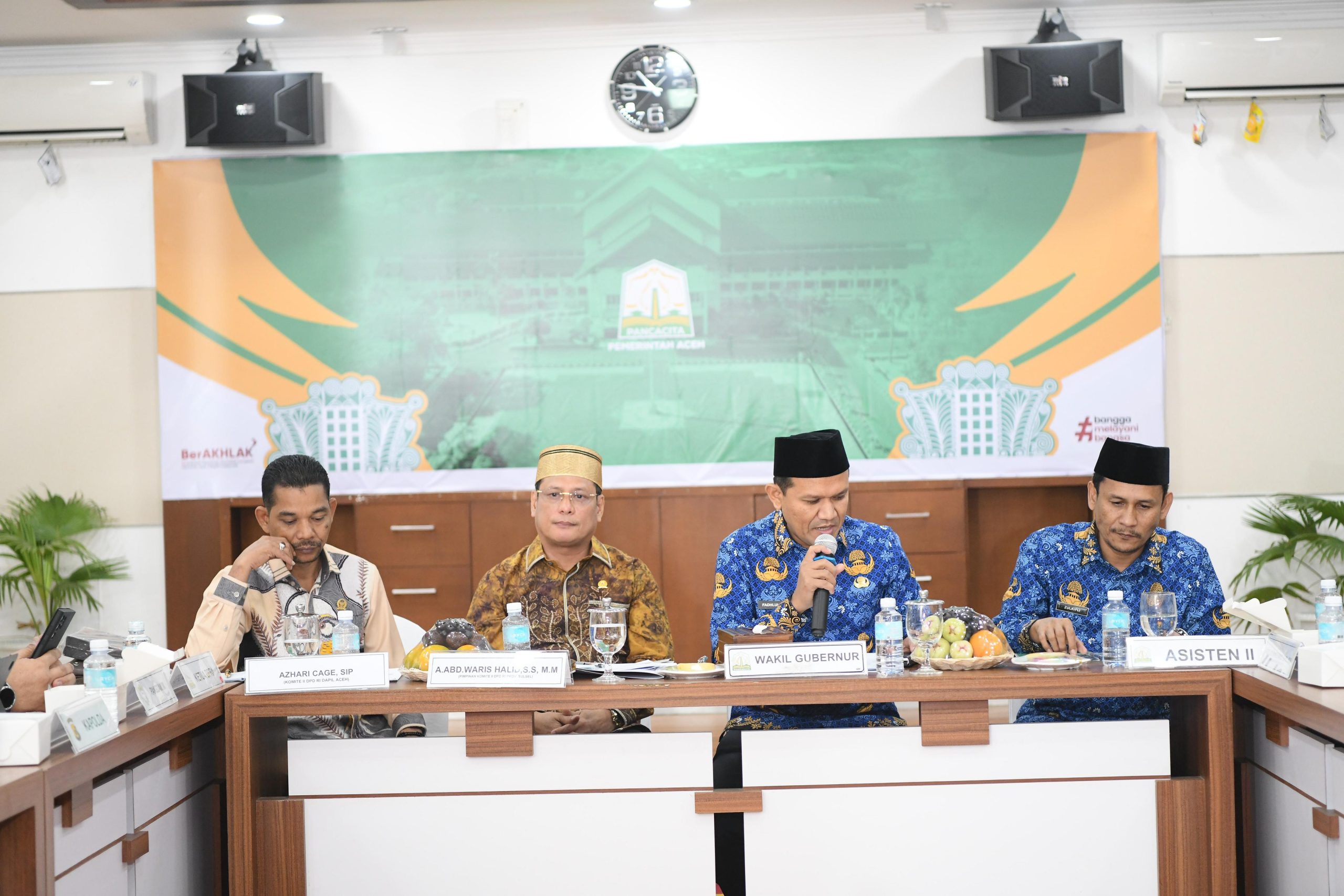Wakil Gubernur Aceh, Fadhlullah, menyambut kunjungan kerja Komite II Dewan Perwakilan Daerah (DPD) RI ke Aceh dalam rangka pengawasan atas pelaksanaan Undang-Undang Nomor 22 Tahun 2001 tentang Minyak dan Gas Bumi, di Kantor Gubernur Aceh, Senin (17/2).