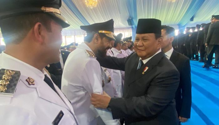 Momen Akrab! Presiden Prabowo Rangkul Mualem, Mantan Panglima GAM yang kini Jadi Gubernur Aceh