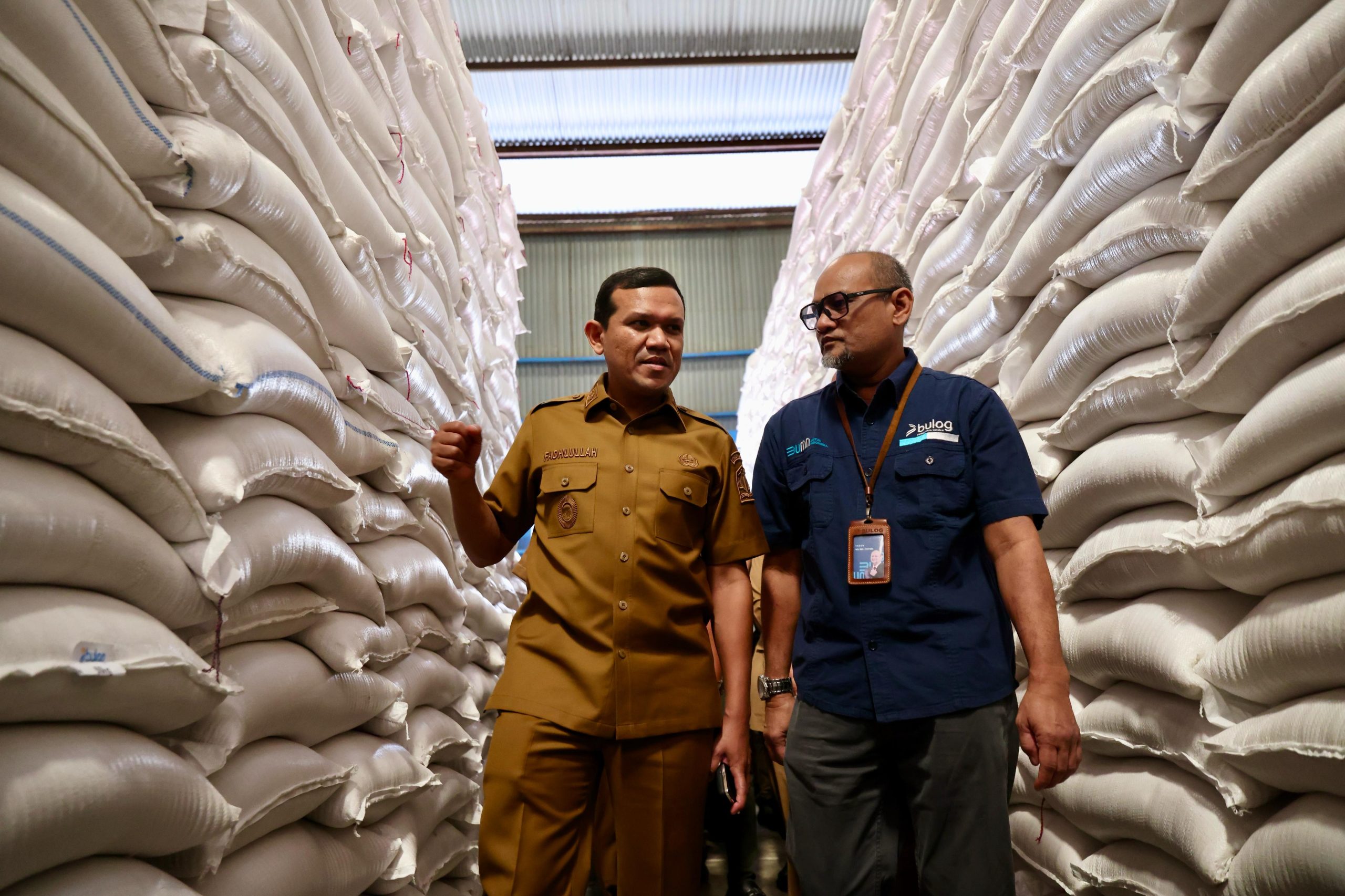 Wakil Gubernur Aceh, Fadhlullah, S.E., didampingi intansi terkait, meninjau ketersediaan beras di Gudang Bulog menjelanh Ramadan, di Lambaro, Aceh Besar, Senin, 24/2/2025