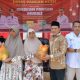 Wakil Gubernur Aceh, Fadhlullah,SE menyampaikan sambutan sekaligus menyerahkan sembako murah pada Kegiatan Gerakan Pangan Murah di Masjid Teupin Raya, Kabupaten Pidie, Rabu, 26/03/2025.