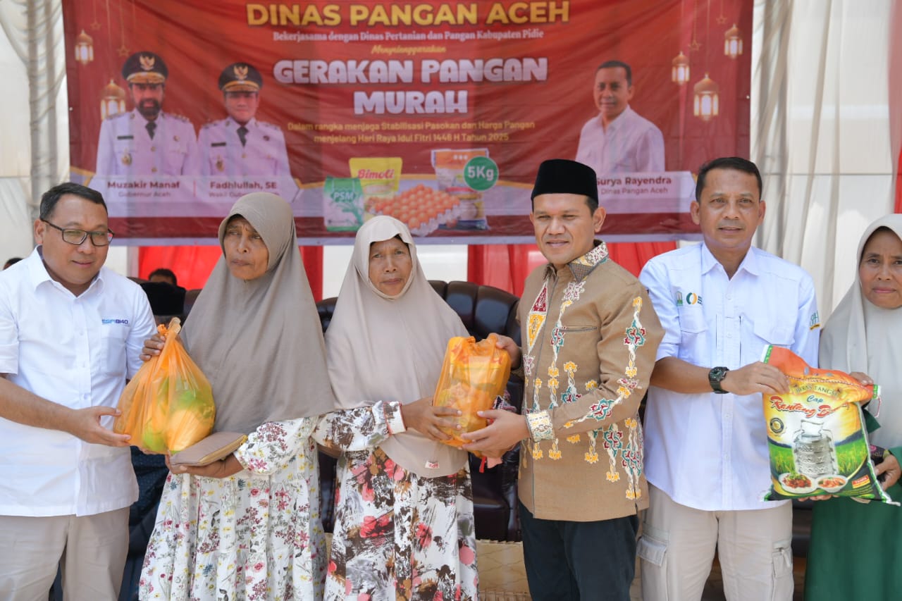 Wakil Gubernur Aceh, Fadhlullah,SE menyampaikan sambutan sekaligus menyerahkan sembako murah pada Kegiatan Gerakan Pangan Murah di Masjid Teupin Raya, Kabupaten Pidie, Rabu, 26/03/2025.