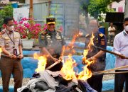 anglima Komando Daerah Militer Iskandar Muda (Pangdam IM), Mayor Jenderal TNI Niko Fahrizal, M.Tr.(Han), menghadiri acara pemusnahan barang hasil penindakan dalam rangka penyidikan tindak pidana kepabeanan di Kantor Pengawasan dan Pelayanan Bea Cukai (KPPBC) Tipe Madya Pabean (TMP) C Banda Aceh, pada Kamis (13/3/2025).