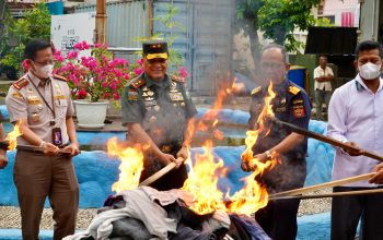 anglima Komando Daerah Militer Iskandar Muda (Pangdam IM), Mayor Jenderal TNI Niko Fahrizal, M.Tr.(Han), menghadiri acara pemusnahan barang hasil penindakan dalam rangka penyidikan tindak pidana kepabeanan di Kantor Pengawasan dan Pelayanan Bea Cukai (KPPBC) Tipe Madya Pabean (TMP) C Banda Aceh, pada Kamis (13/3/2025).