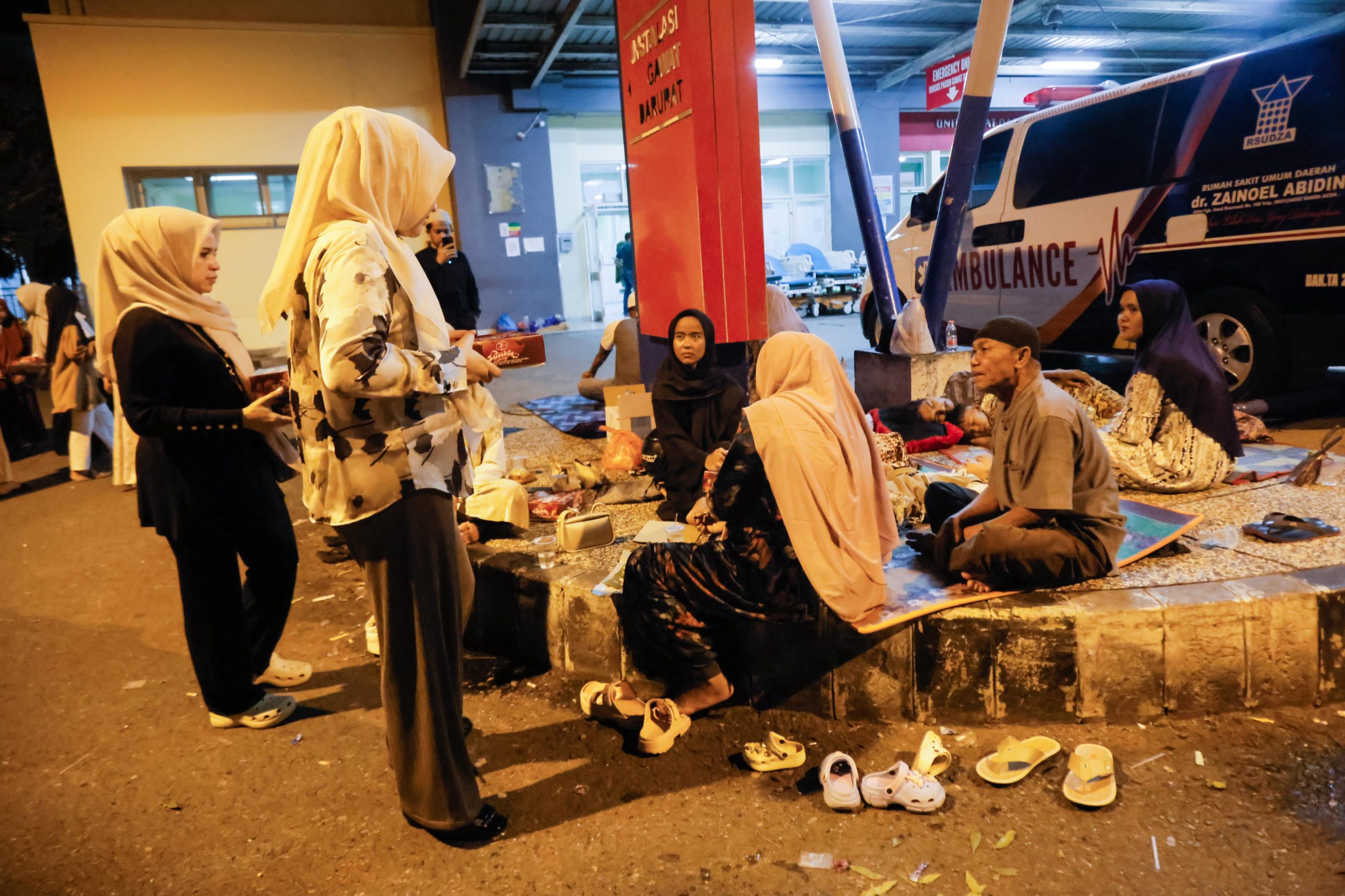 Marlina Muzakir, istri Gubernur Aceh sekaligus Ketua TP PKK Aceh, membagikan nasi sahur kepada keluarga pasien di RSUDZA, tukang becak dan pedagang kios di Banda Aceh, Minggu (16/3) dini hari.