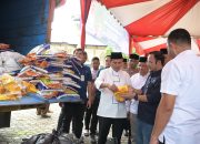 Wakil Gubernur Aceh, H. Fadhlullah, SE., membuka Gerakan Pangan Murah yang digelar oleh Dinas Pangan Aceh bekerja sama dengan Bulog, di Halaman Masjid Manzilul Minan, Gampong Seuneubok Baroh, Kecamatan Aceh Timur, Jumat, 14 Maret 2025.