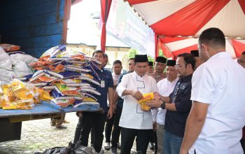 Wakil Gubernur Aceh, H. Fadhlullah, SE., membuka Gerakan Pangan Murah yang digelar oleh Dinas Pangan Aceh bekerja sama dengan Bulog, di Halaman Masjid Manzilul Minan, Gampong Seuneubok Baroh, Kecamatan Aceh Timur, Jumat, 14 Maret 2025.