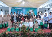 Wali Kota Banda Aceh Illiza Sa'aduddin Djamal bersama Wakil Walikota dan Pimpinan DPRK Berofoto bersama dengan Anak Yatim, di Balai Kota