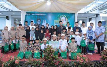 Wali Kota Banda Aceh Illiza Sa'aduddin Djamal bersama Wakil Walikota dan Pimpinan DPRK Berofoto bersama dengan Anak Yatim, di Balai Kota