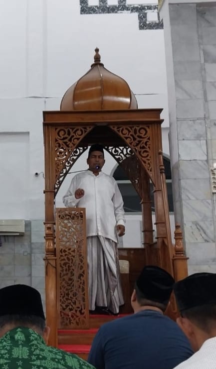 Anggota DPRK Banda Aceh Tgk Tarnuman MT SE saat mengisi ceramah Malam perdana Ramadhan di Masjid di Dapilnya, Jumat 28 Februari 2025