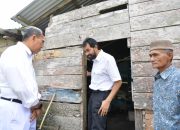Mualem Verifikasi Langsung Penerima Bantuan RLH di Simeulue