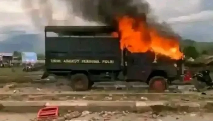 Syukuran Bupati Ricuh, Tujuh Mobil Polisi Dibakar dan Dirusak