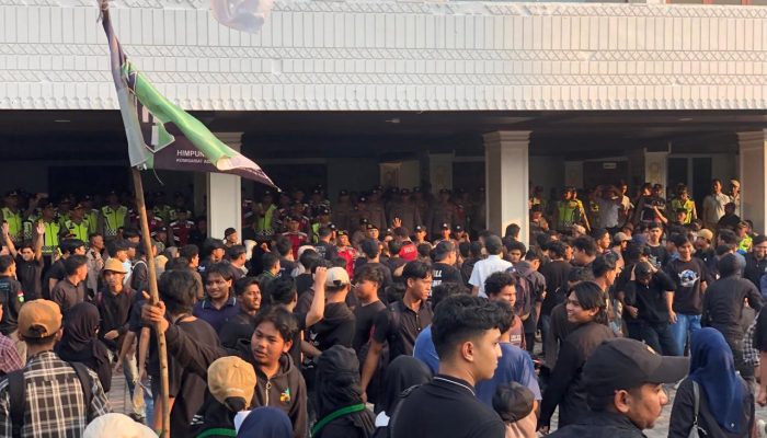 Ratusan Mahasiswa Aceh Demo DPRA Tuntut Penolakan Revisi UU TNI