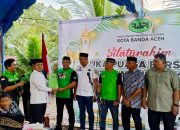 Ketua RAPI (Radio Antar Penduduk Indonesia) Kota Banda Aceh, Daniel Abdul Wahab (JZ01ADH), menyerahkan Surat Keputusan (SK) Kepengurusan dan Pjs Ketua kepada sejumlah RAPI Lokal Se- kecamatan dalam Wilayah Kota Banda Aceh dalam acara Buka Puasa Bersama Keluarga Besar Anggota RAPI Kota Banda Aceh, Jumat 14 Maret 2025 sore.