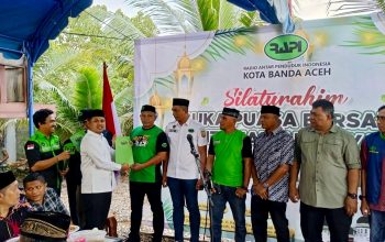 Ketua RAPI (Radio Antar Penduduk Indonesia) Kota Banda Aceh, Daniel Abdul Wahab (JZ01ADH), menyerahkan Surat Keputusan (SK) Kepengurusan dan Pjs Ketua kepada sejumlah RAPI Lokal Se- kecamatan dalam Wilayah Kota Banda Aceh dalam acara Buka Puasa Bersama Keluarga Besar Anggota RAPI Kota Banda Aceh, Jumat 14 Maret 2025 sore.