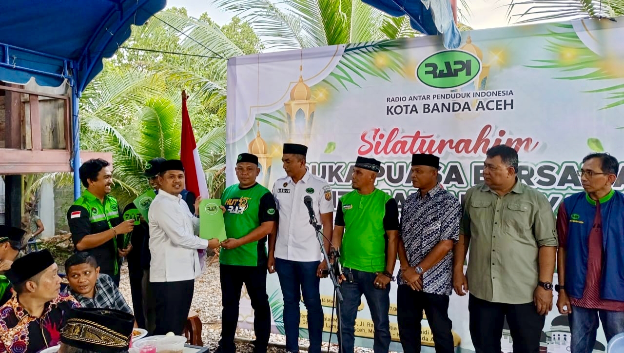 Ketua RAPI (Radio Antar Penduduk Indonesia) Kota Banda Aceh, Daniel Abdul Wahab (JZ01ADH), menyerahkan Surat Keputusan (SK) Kepengurusan dan Pjs Ketua kepada sejumlah RAPI Lokal Se- kecamatan dalam Wilayah Kota Banda Aceh dalam acara Buka Puasa Bersama Keluarga Besar Anggota RAPI Kota Banda Aceh, Jumat 14 Maret 2025 sore.