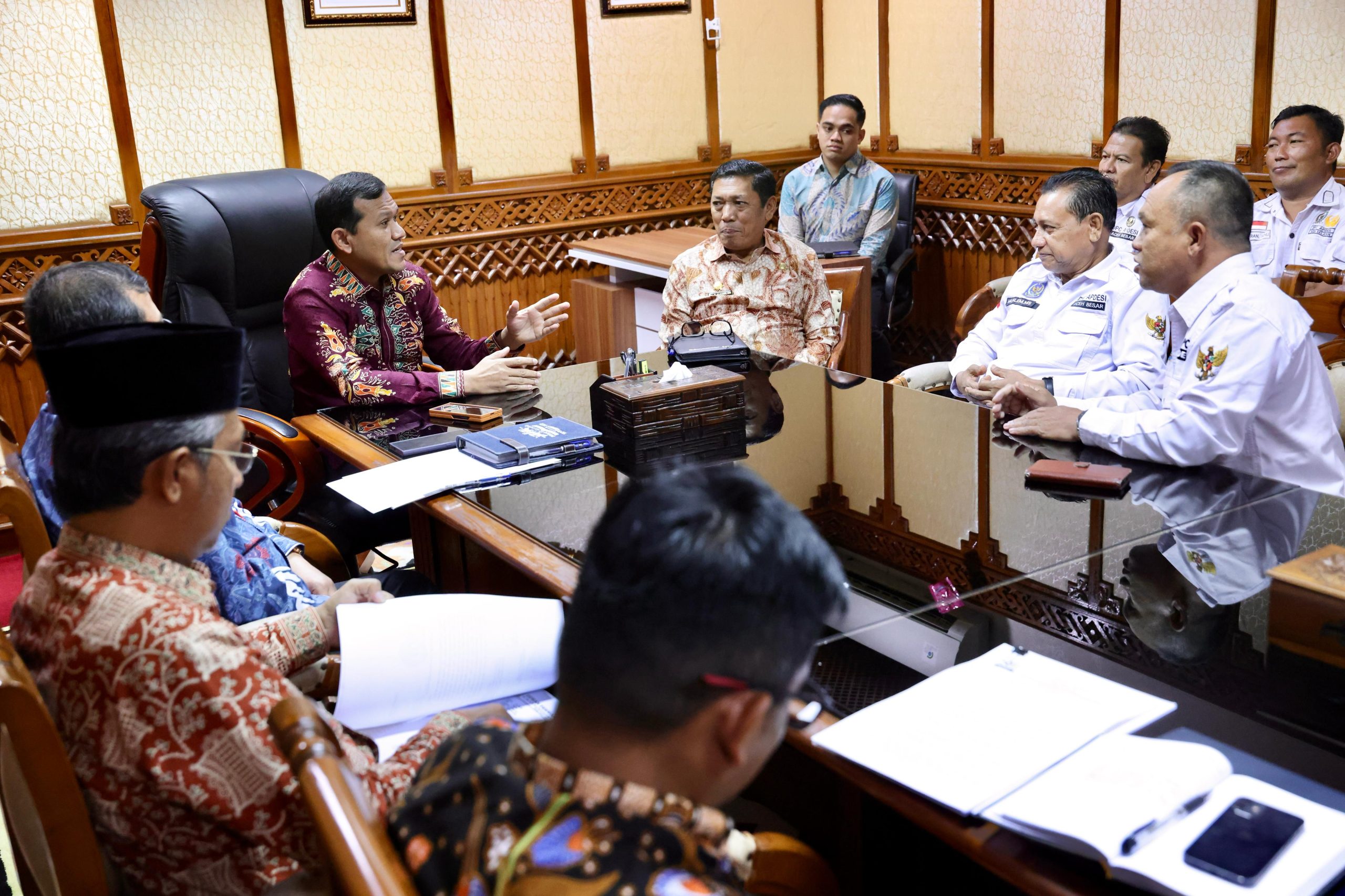 Wakil Gubernur Aceh, H. Fadhlullah, S.E., didampingi Plt Sekda Aceh, Drs. Alhudri, M.M, serta Asisten I Sekda Aceh, Azwardi AP, M.Si., menerima audiensi para Ketua DPC Asosiasi Pemerintah Desa seluruh Indonesia (Apdesi) Kabupaten/Kota se Aceh, di ruang kerja Wakil Gubernur Aceh, Kamis, (6/3/2025).