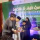 Wakil Wali Kota Banda Aceh Afdhal Khalilullah, memberikan piagam penghargaan kepada Iffat Assyarif pemenang lomba festival Seni Budaya Ramadan yang digelar oleh Forum Multimedia Dayah Aceh (FMDA) di Hermes Hotel, Minggu 09/03/2025.