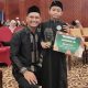 Iffat Assyarif saat berfoto bersama Wakil Wali Kota Banda Aceh Afdhal Khalilullah, usai memperoleh lomba festival Seni Budaya Ramadan yang digelar oleh Forum Multimedia Dayah Aceh (FMDA) di Hermes Hotel, Minggu 09/03/2025. [Foto/Dok Pribadi]