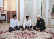 Wakil Gubernur Aceh, H. Fadhlullah, bersilaturrahmi kekediaman Pimpinan Dayah Darul Muttaqin, Tgk Muzakir (Waled Lapang), di Kecamatan Lapang, Aceh Utara, Kamis 14/03/2025