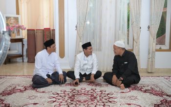 Wakil Gubernur Aceh, H. Fadhlullah, bersilaturrahmi kekediaman Pimpinan Dayah Darul Muttaqin, Tgk Muzakir (Waled Lapang), di Kecamatan Lapang, Aceh Utara, Kamis 14/03/2025