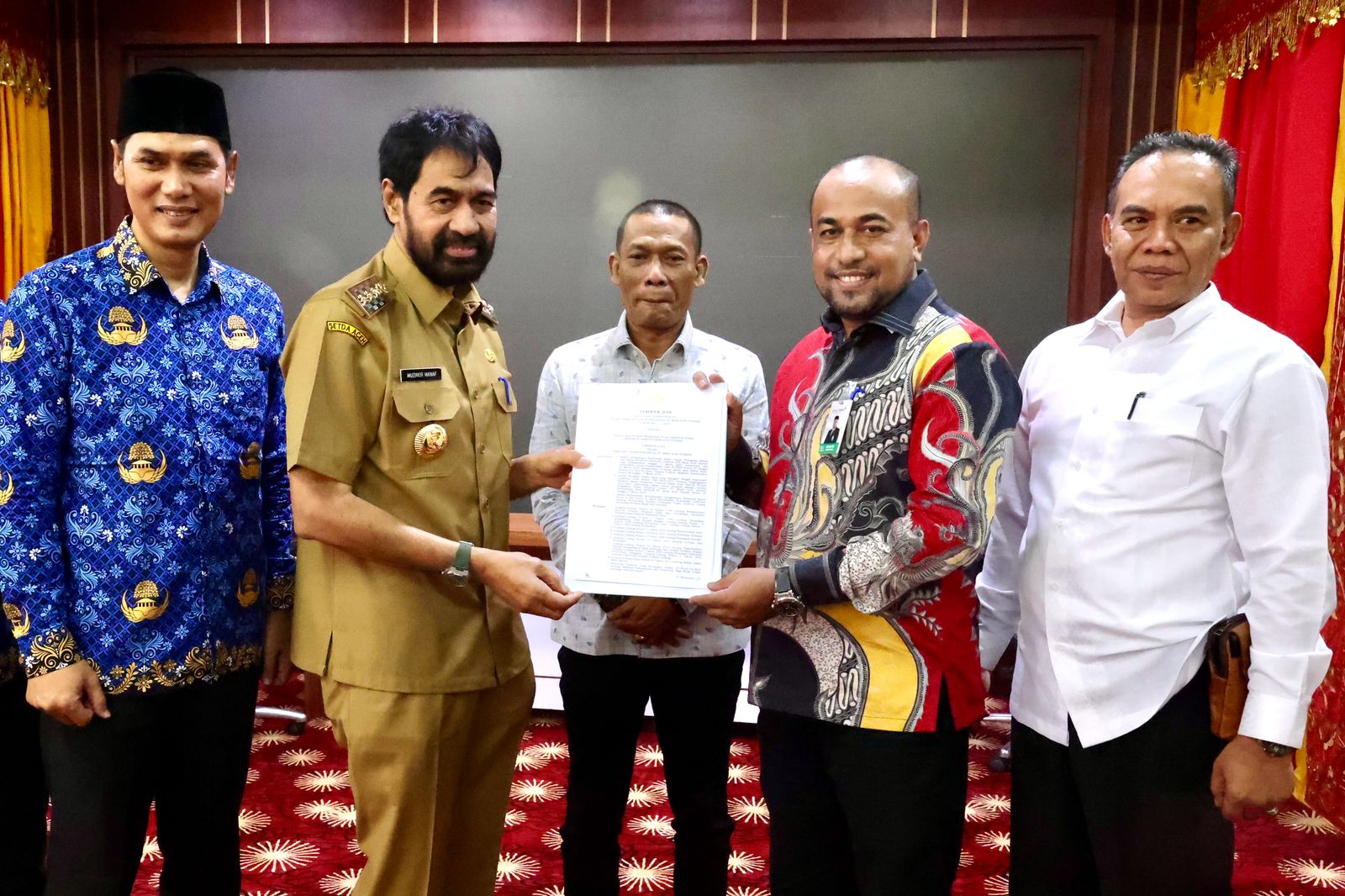Gubernur Aceh, H. Muzakir Manaf, menyerahkan SK Plt Dirut Bank Aceh kepada Fadil Ilyas, di Meuligoe Gubernur Aceh, Senin, 17//3/2025