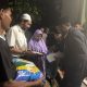 Gubernur Aceh H. Muzakir Manaf menyerahkan Bantuan berupa sembako, kain Sarung dan uang tunai kepada wak Hamamah salah satu korban konflik di Gampong Seuneubok Teungoh Kec Darul Ihsan Aceh Timur, 19/03/2025