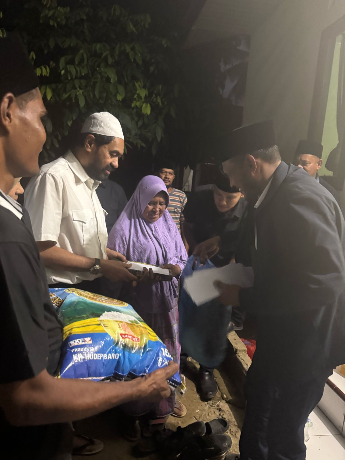 Gubernur Aceh H. Muzakir Manaf menyerahkan Bantuan berupa sembako, kain Sarung dan uang tunai kepada wak Hamamah salah satu korban konflik di Gampong Seuneubok Teungoh Kec Darul Ihsan Aceh Timur, 19/03/2025