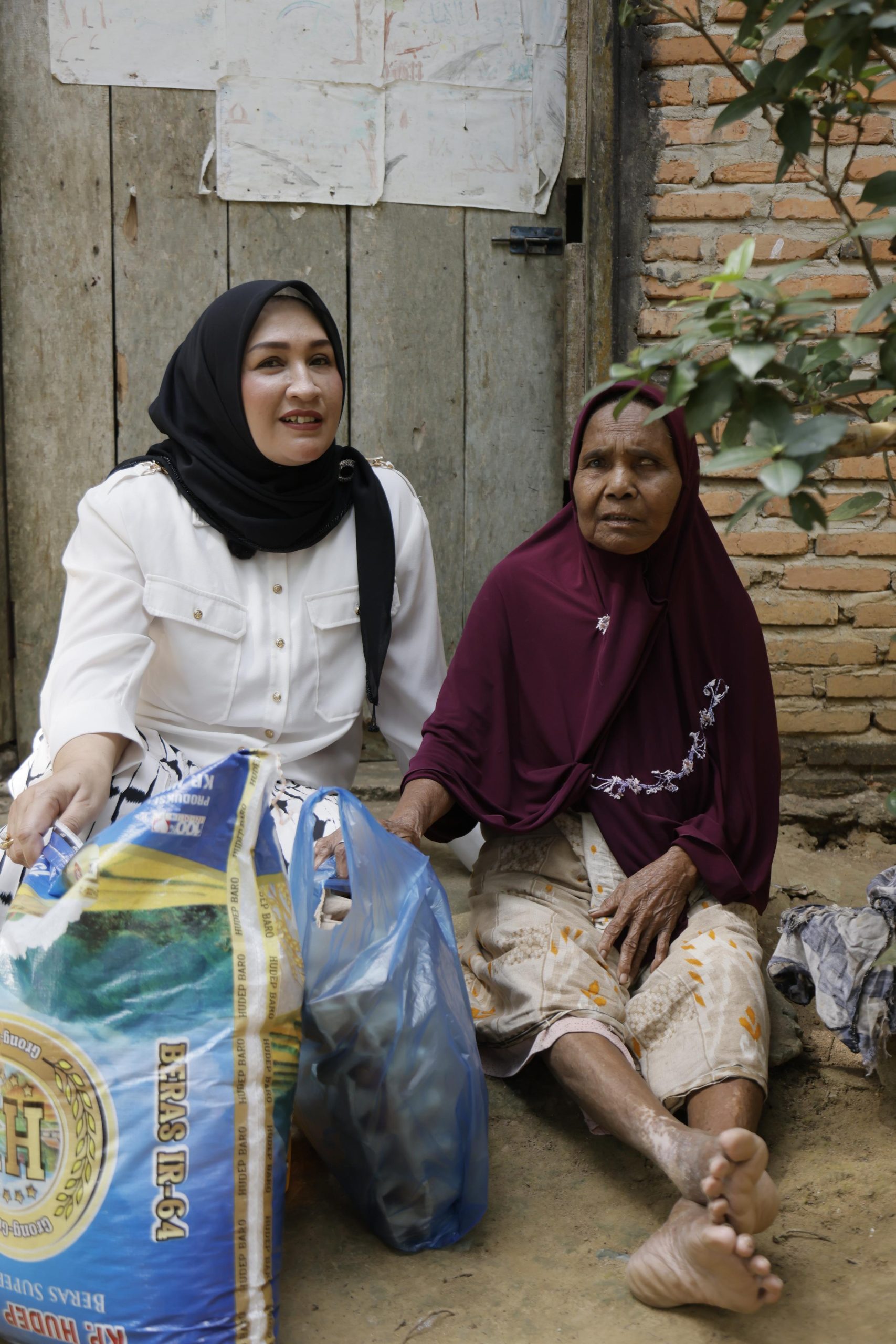 Ketua Tim Penggerak PKK Aceh Marlina Muzakir didampingi mantan Bupati Aceh Timur Hasballah M Thaib dan istrinya mendata rumah warga kurang mampu di Lhok Meureu, Kecamatan Darul Ihsan, Aceh Timur, Kamis 20/3/2025