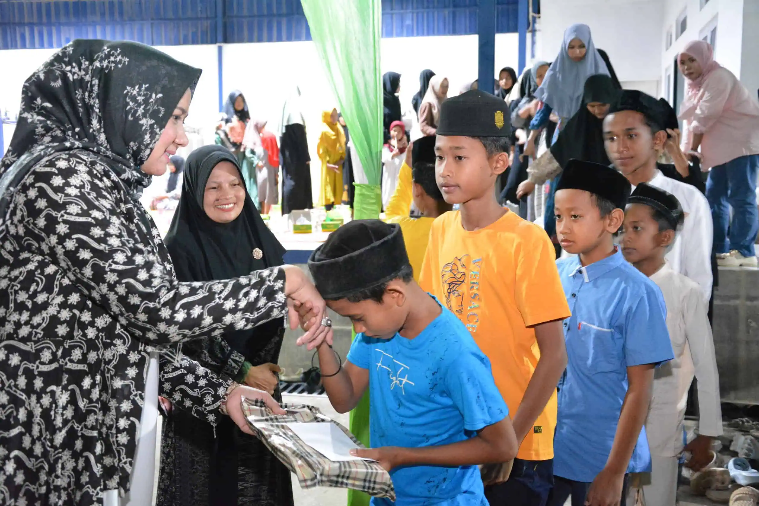 Anggota DPD RI Darwati A Gani saat menyerahkan paket Santunan Kepada Anak Yatim usai buka puasa bersama, Sabtu 22 Maret 2025 [Foto/Saniah]
