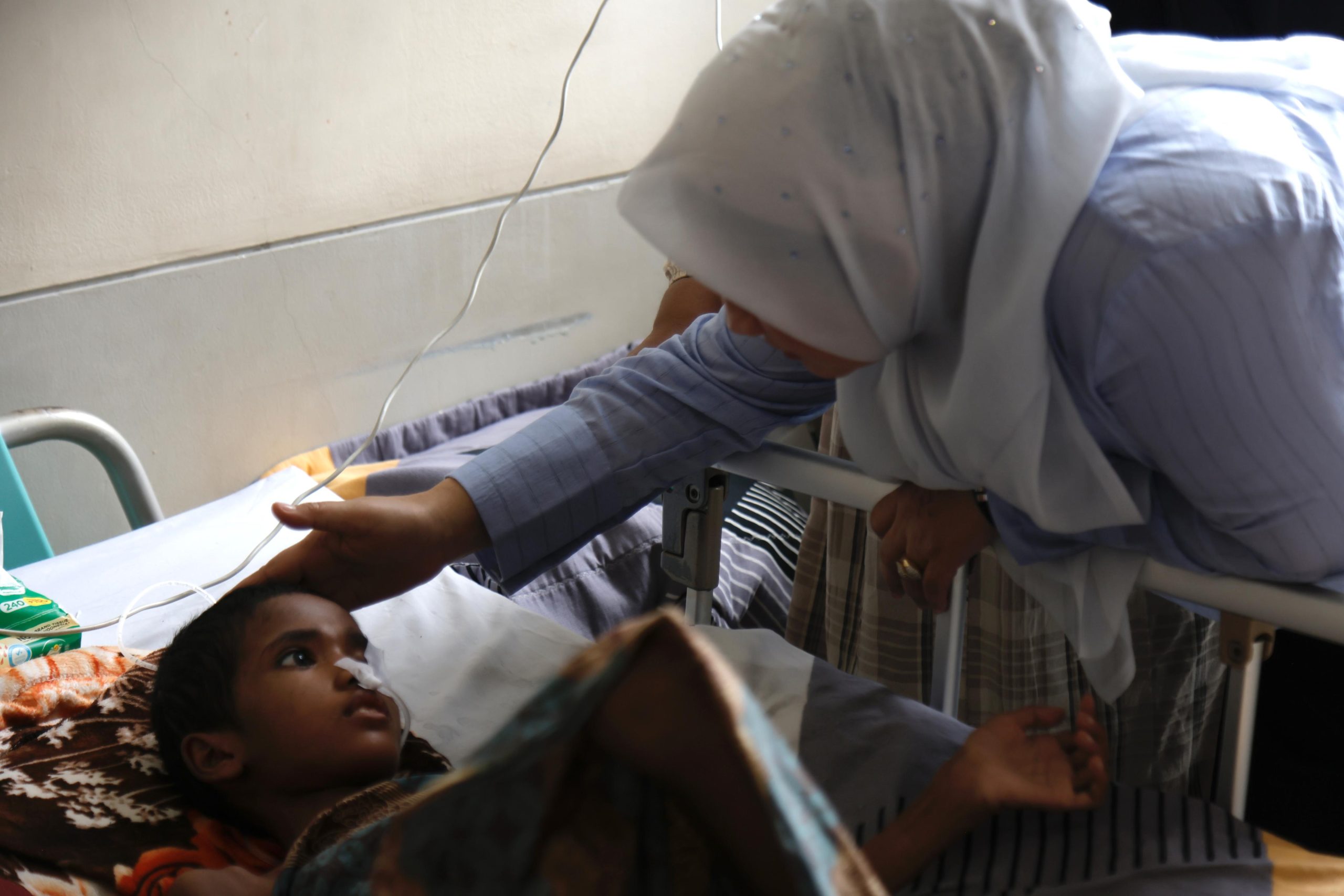 Ketua Tim Penggerak PKK Aceh Marlina Muzakir mengunjungi dan menyantuni pasien anak penderita tumor ganas asal Abdya dan Langsa yang dirawat di Rumah Sakit Umum Daerah Zainoel Abidin di Ruang Raudha 2, pada Minggu, (23/3/2025).