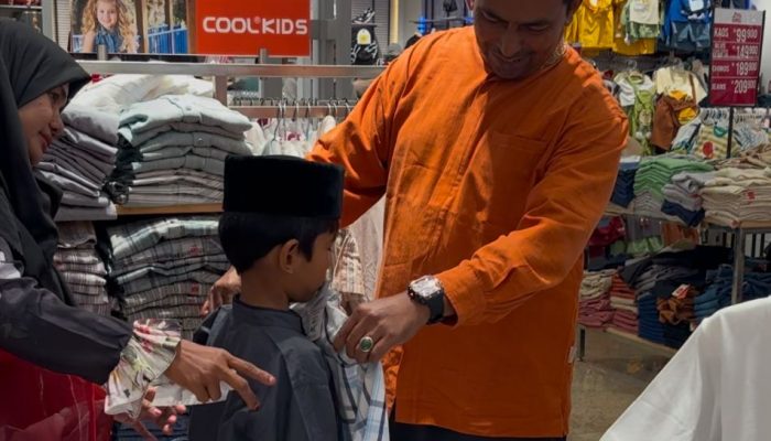 Anak Yatim di Gampong Surien Dapat Santunan Belanja Baju Lebaran