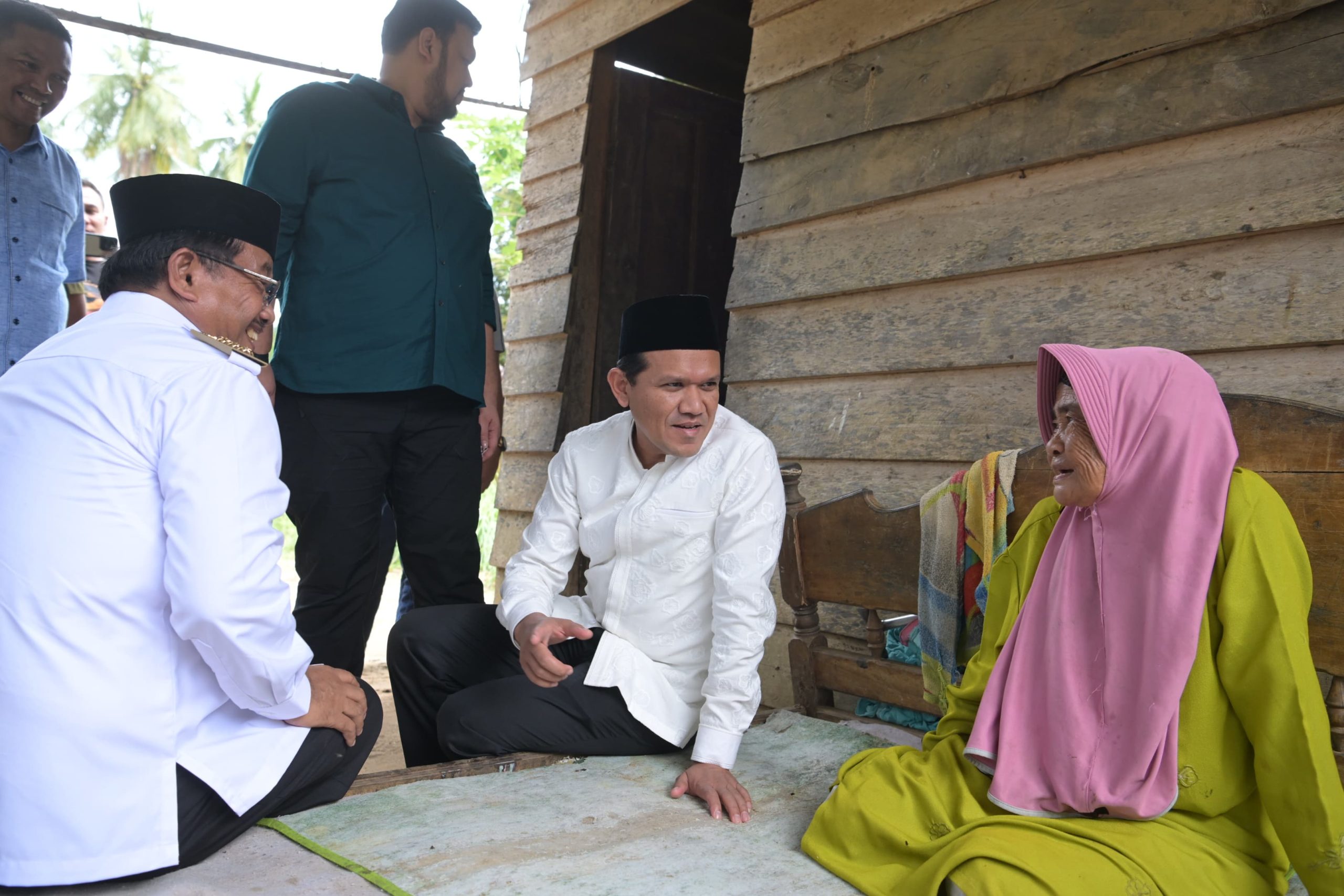 Wakil gubernur Aceh, Fadhlullah, SE didampingi Bupati Aceh Singkil, melakukan kunjungan ke kediaman dua penerima bantuan rumah layak huni di kab. Singkil, 19/3/2025