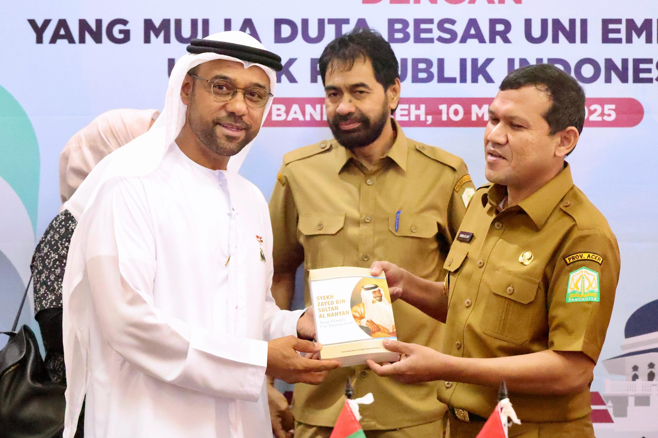 Gubernur Aceh, Muzakir Manaf, didampingi Wakil Gubernur Aceh, H. Fadhlullah, S.E., dan sejumlah kapala SKPA, melakukan pertemuan dengan Duta Besar Uni Emirat Arab (UEA) Untuk Republik Indonesia, H.E.Abdulla Salem Al Dhaheri, beserta Direktur Mubadala Energy Indonesia, Abdulla Bu Ali, dan rombongan, di Pendopo Gubernur Aceh, Senin, 10/3/2025.