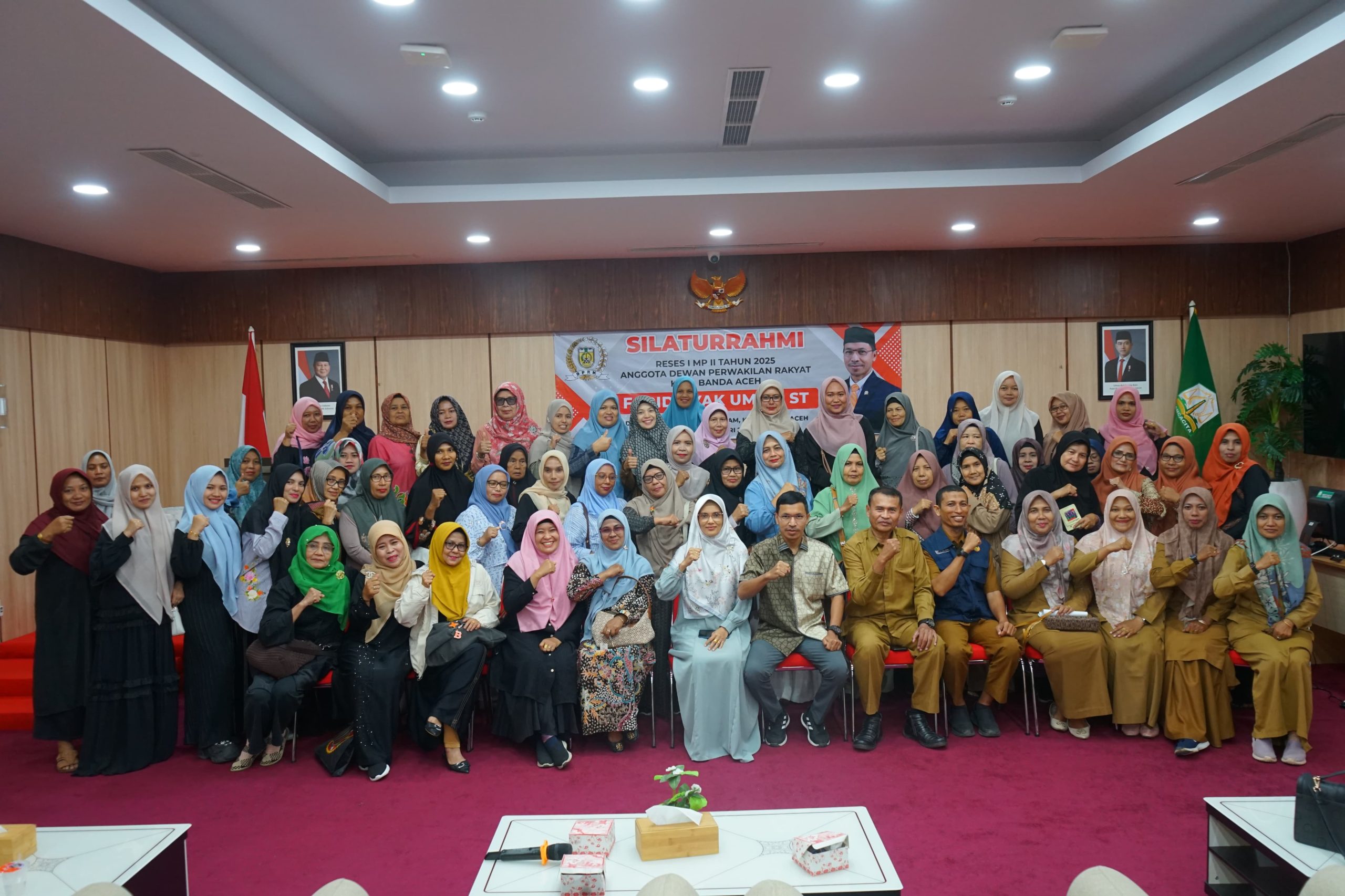 Ketua Komisi IV DPRK Banda Aceh, Farid Nyak Umar bersama Ibu-Ibu KWT se-kecamatam Kuta Alam pada reses I MP II Anggota DPRK Banda Aceh, Selasa (25/2/2025)