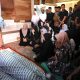 Istri Gubernur Aceh, Marlina Muzakir, melayat ke rumah duka almarhum supir pribadinya Muhammad Zaini yang meninggal dunia, di Gampong Keutapang Bambong, Kecamatan Delima, Kabupaten Pidie, Sabtu, (15/3/2025) .