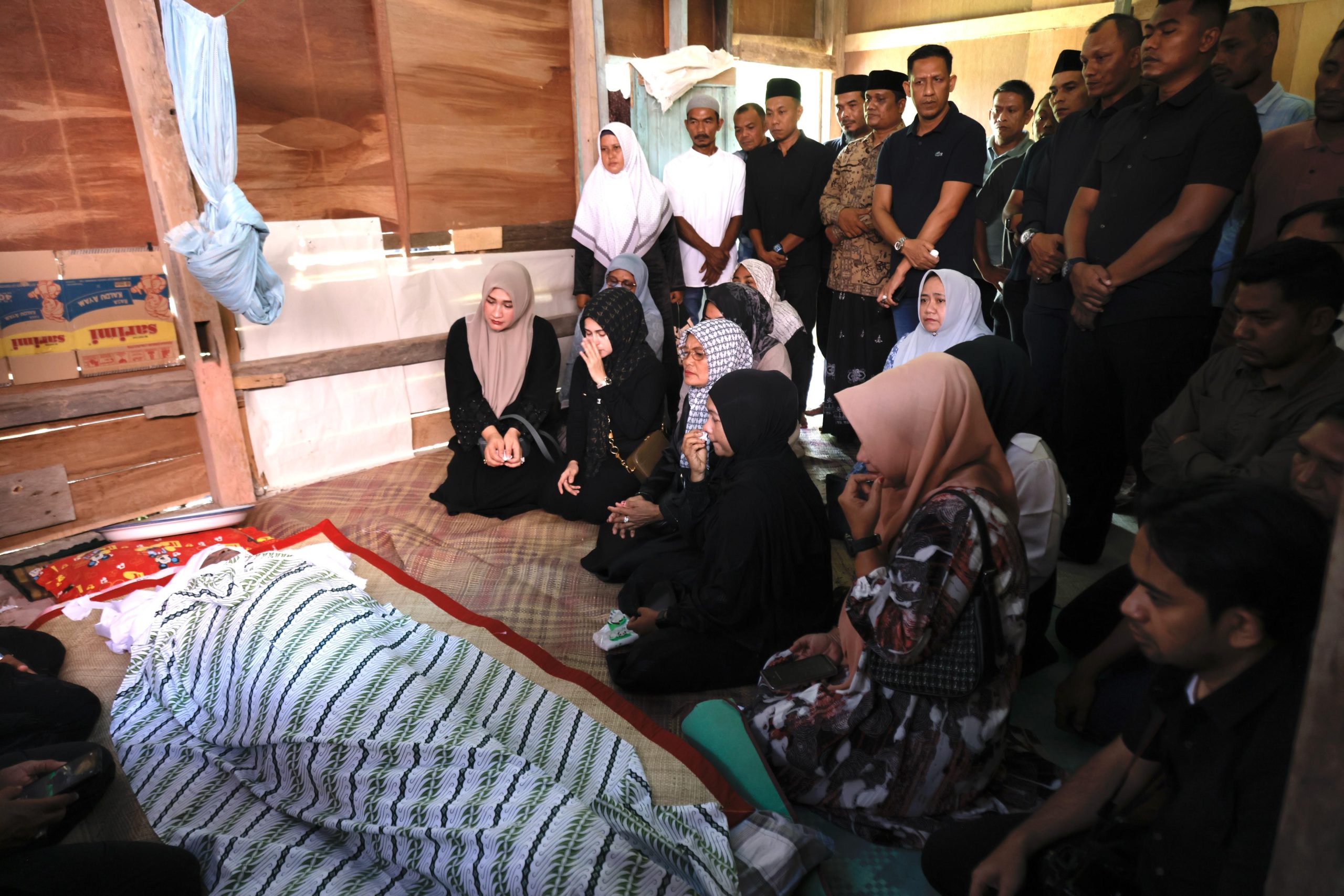 Istri Gubernur Aceh, Marlina Muzakir, melayat ke rumah duka almarhum supir pribadinya Muhammad Zaini yang meninggal dunia, di Gampong Keutapang Bambong, Kecamatan Delima, Kabupaten Pidie, Sabtu, (15/3/2025) .