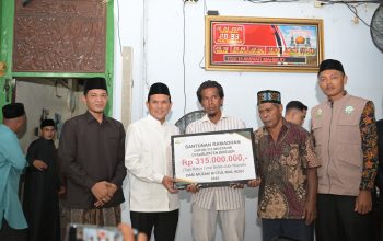 Wakil Gubernur Aceh, H. Fadhlullah, SE, saat menyalurkan bantuan kepada warga di Bireuen, Rabu (12/3/2025).