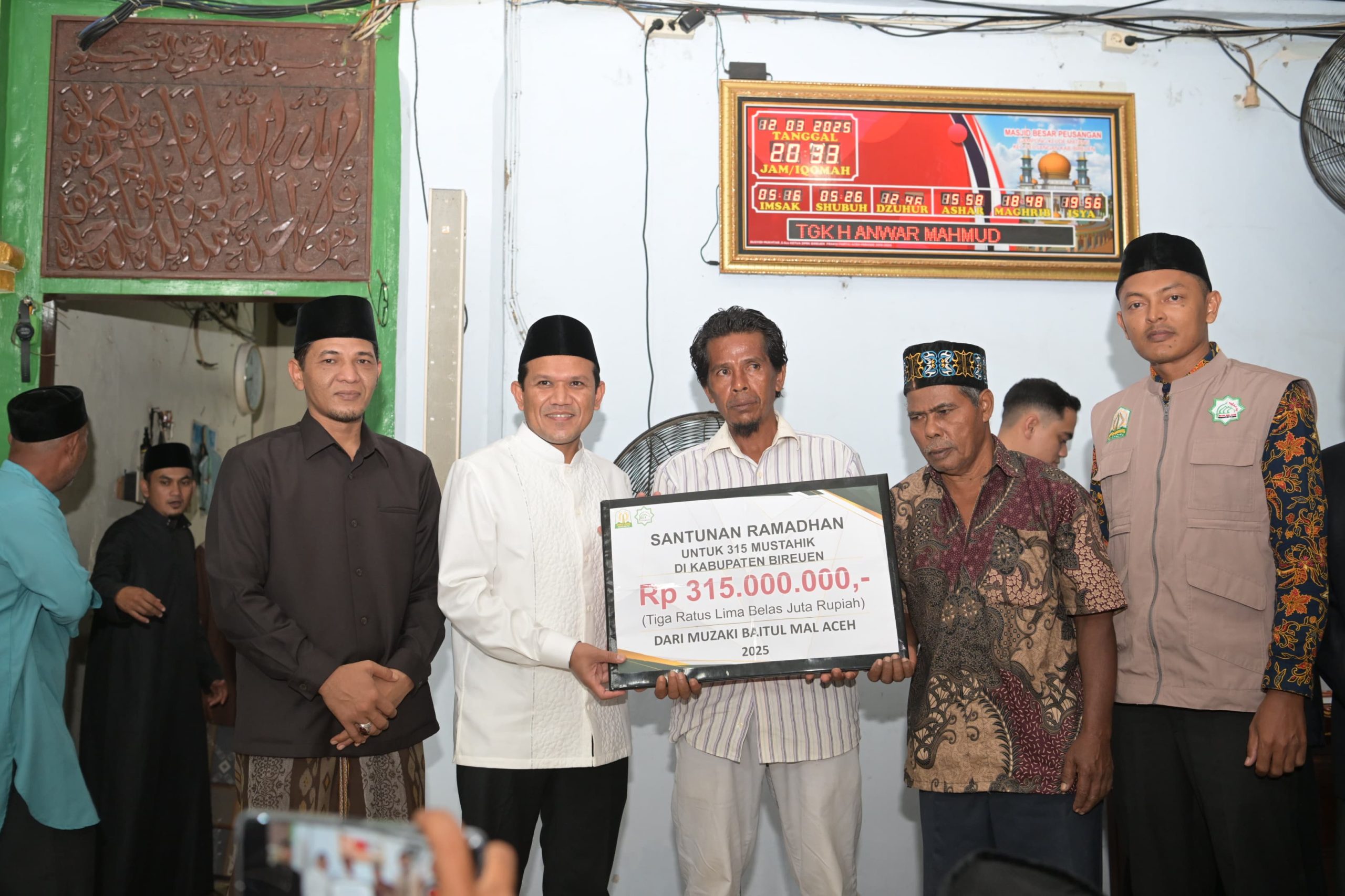 Wakil Gubernur Aceh, H. Fadhlullah, SE, saat menyalurkan bantuan kepada warga di Bireuen, Rabu (12/3/2025).