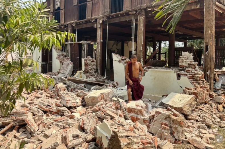 Gempa bumi M7,7 di Myanmar, Jumat (28/3), menghancurkan banyak bangunan (Foto: AP)